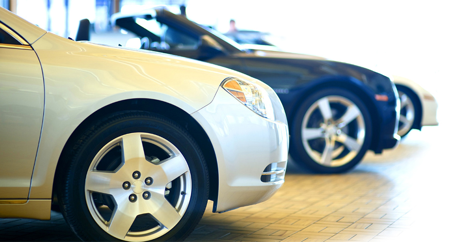 【800万円の車のローン返済額は月々いくら？】審査に通りやすい年収や負担費用まで徹底解説